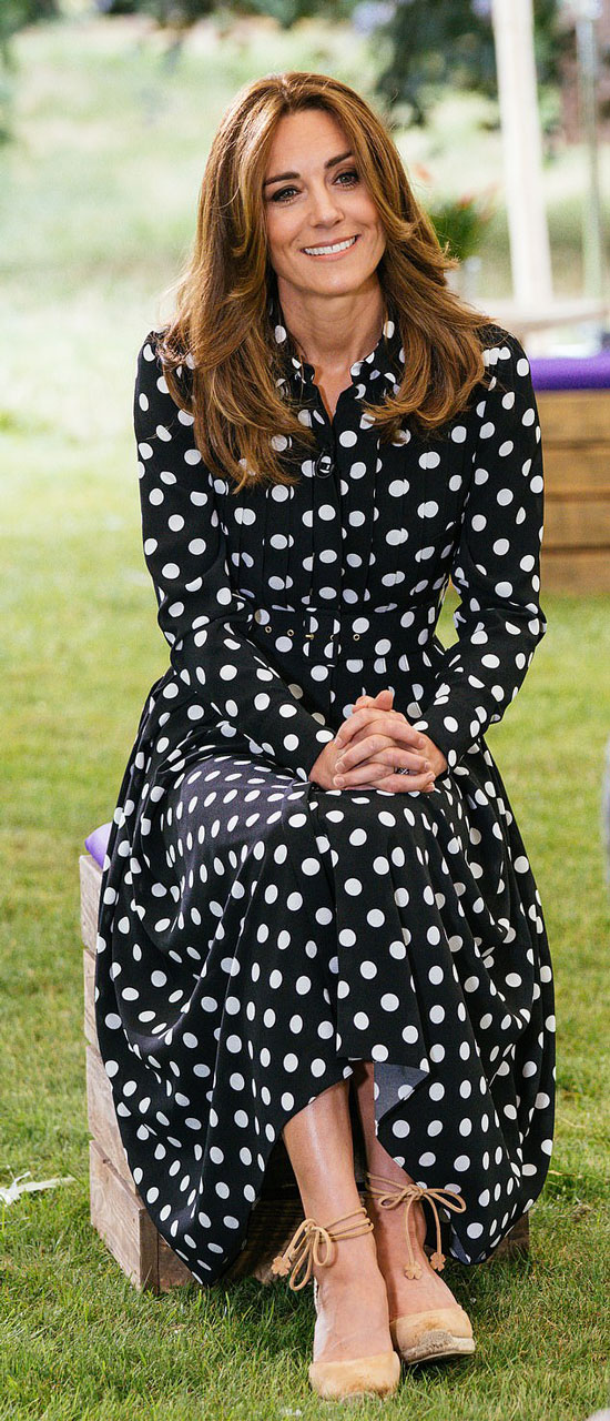 Кейт Миддлтон в длинном платье в горошек и обуви на танкетке