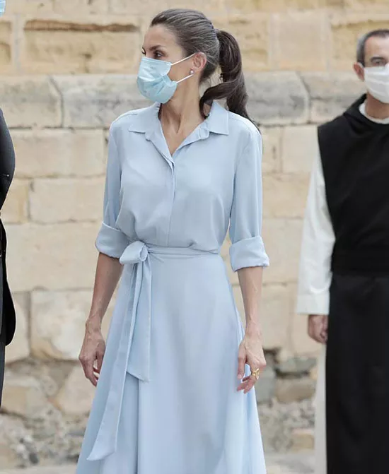 Королева Испании в небесно-голубом платье