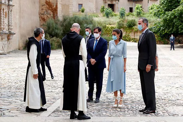 Королева Испании в платье миди с асимметричным подолом