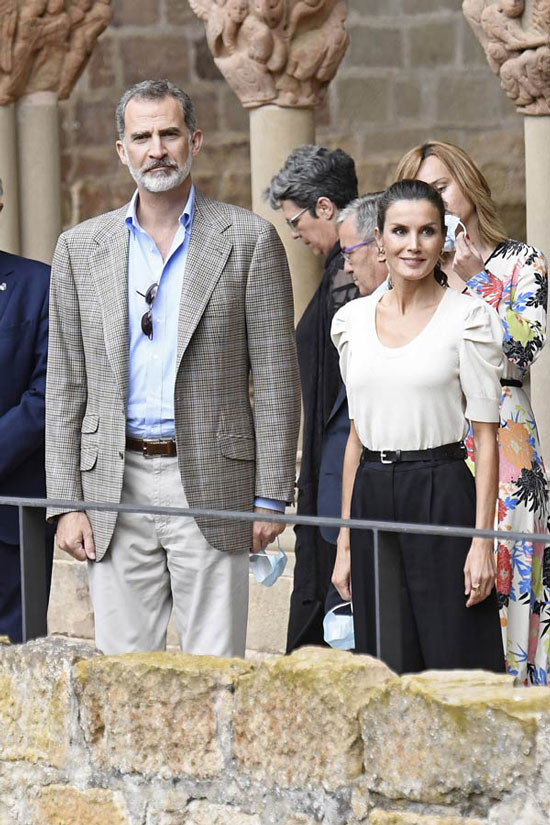 Королева Испании в черных брюках и футболке