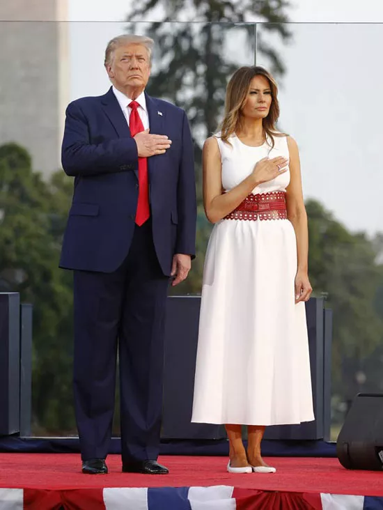 Мелания Трамп в белом длинном платье и туфлях