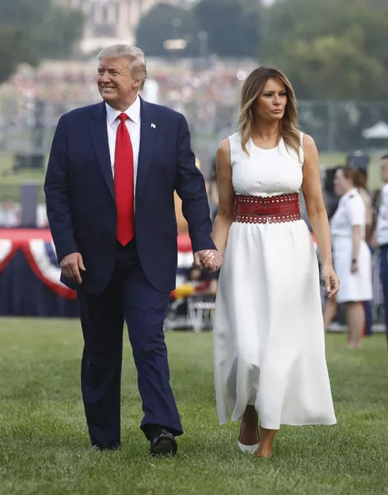 Мелания Трамп в белом длинном платье с широким ремнем