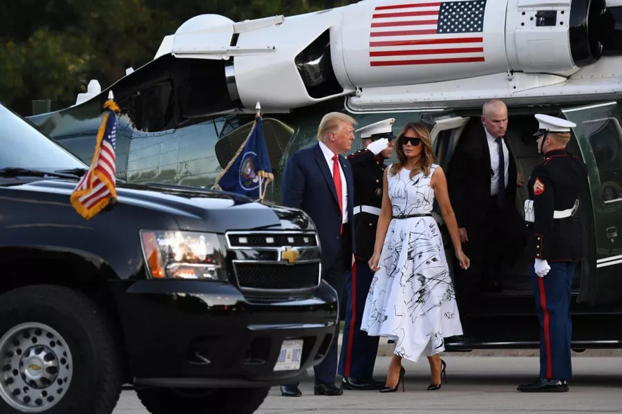 Мелания Трамп в платье с широкой асимметричной юбкой