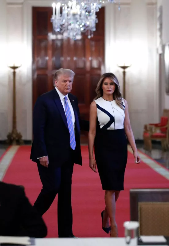 Мелания Трамп в черно-белом платье с геометрическим принтом