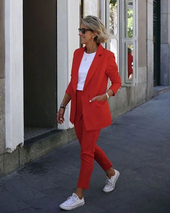 Красный костюм для женщины 50 лет