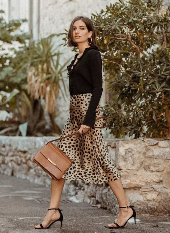 Атласная леопардовая юбка с кардиганом на лето 2020