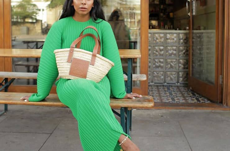 Самая желанная сумка этого лета: как модные блогеры носят главный тренд сезона