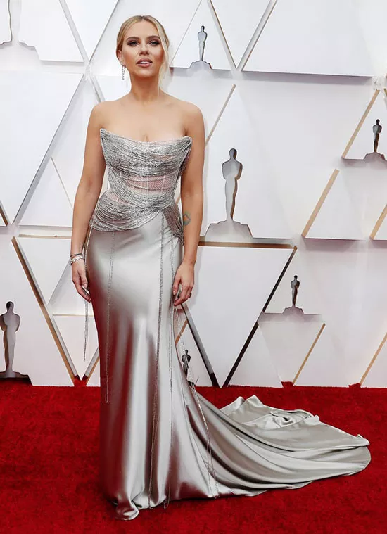 Скарлетт Йоханссон в серебристом платье на церемонии Оскар 2020