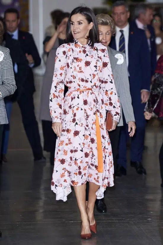 Королева Летисия в платье Hugo Boss с цветочным принтом и асимметричной юбкой