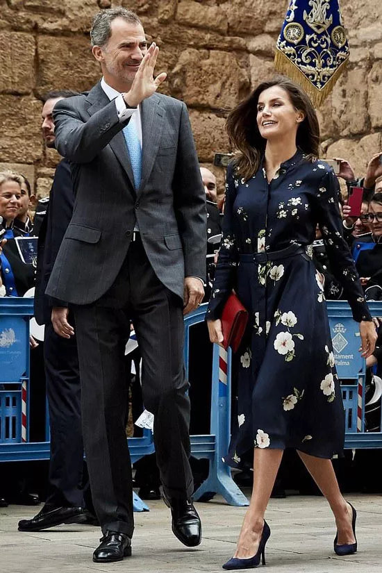 Королева Летисия в платье-рубашке Massimo Dutti c цветочным узором
