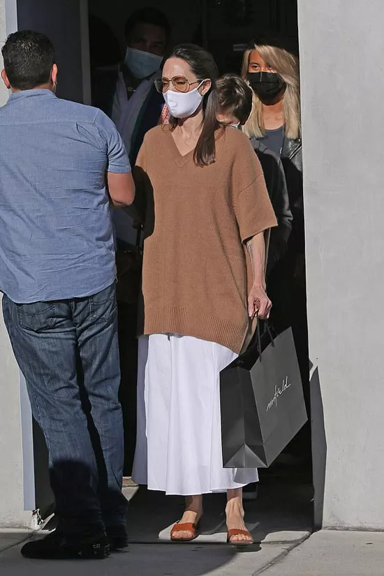 Анджелина Джоли в длинном платье и коричневых сандалиях