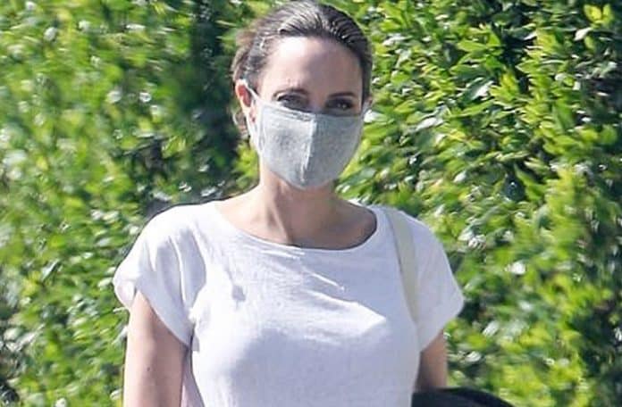 Анджелина Джоли создала повседневный образ с футболкой, джинсами и любимыми шлепанцами