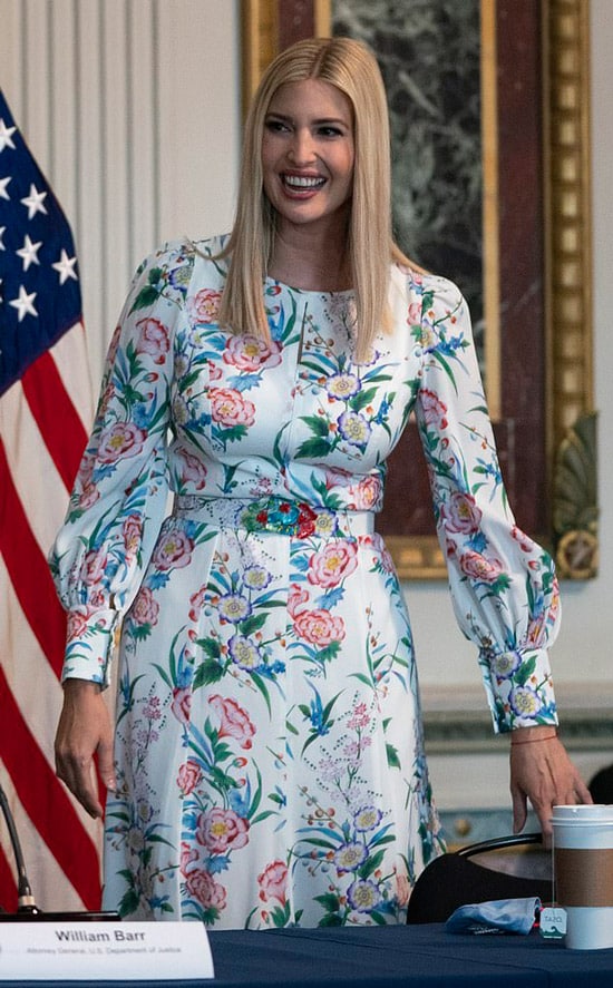 Иванка Трамп в красочном цветочном платье миди