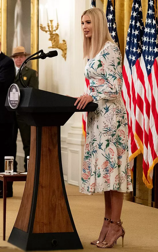 Иванка Трамп в красочном платье миди и босоножках