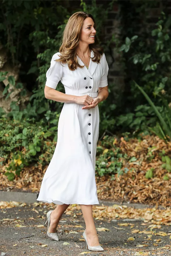 Кейт Миддлтон в белом платье и серых лодочках 