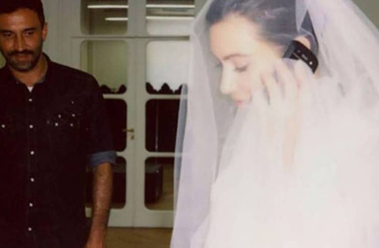 Ким Кардашьян поделилась архивными фотографиями с примерки своего свадебного платья