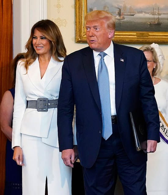 Мелания Трамп в белом костюме с юбкой