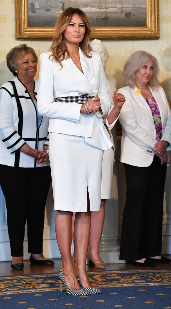 Мелания Трамп в белом костюме с юбкой и лодочках с принтом