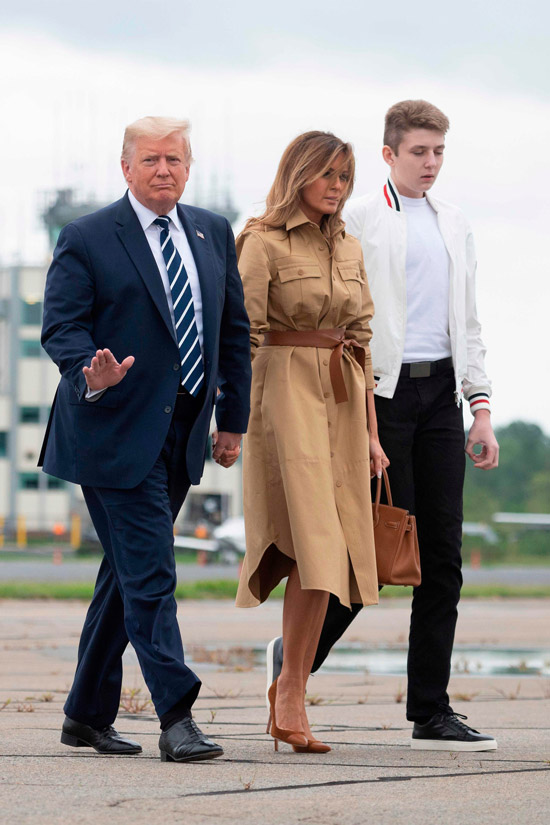 Мелания Трамп в платье сафари с коричневым поясом