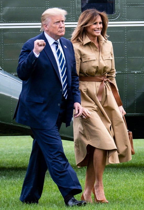 Мелания Трамп в платье сафари и коричневой сумкой