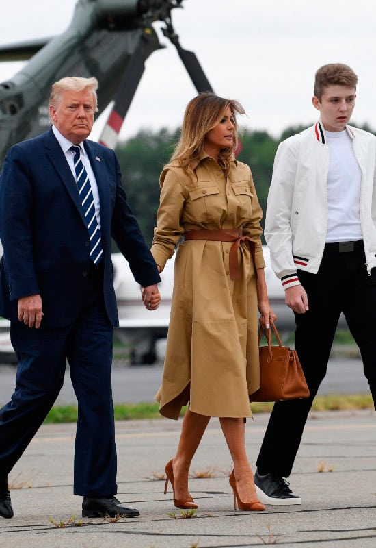 Мелания Трамп в платье сафари, лодочках и коричневой сумкой