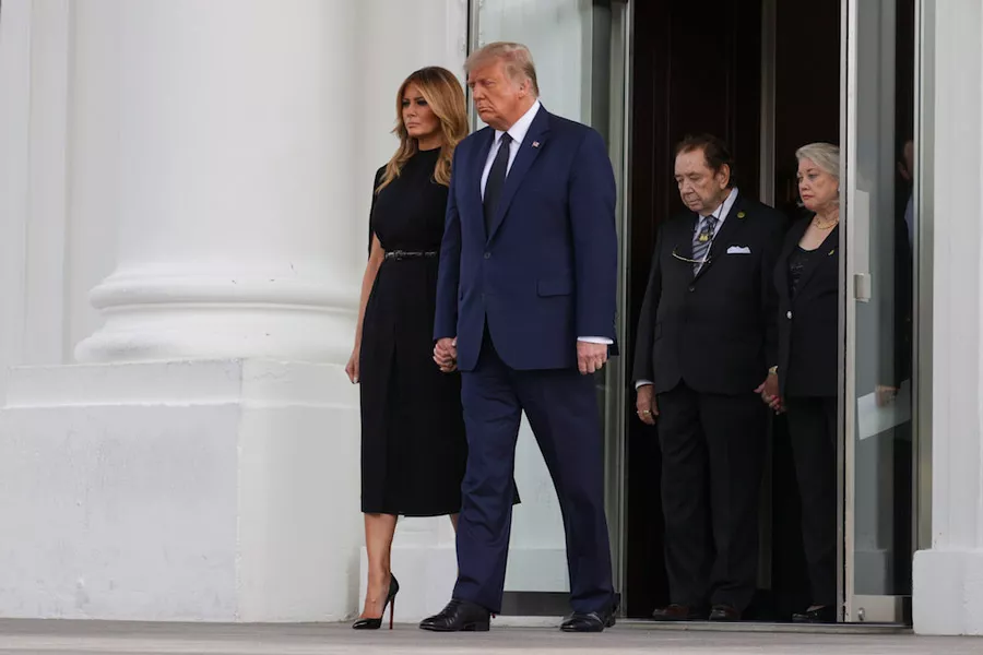 Мелания Трамп в черном платье с эффектом накидки