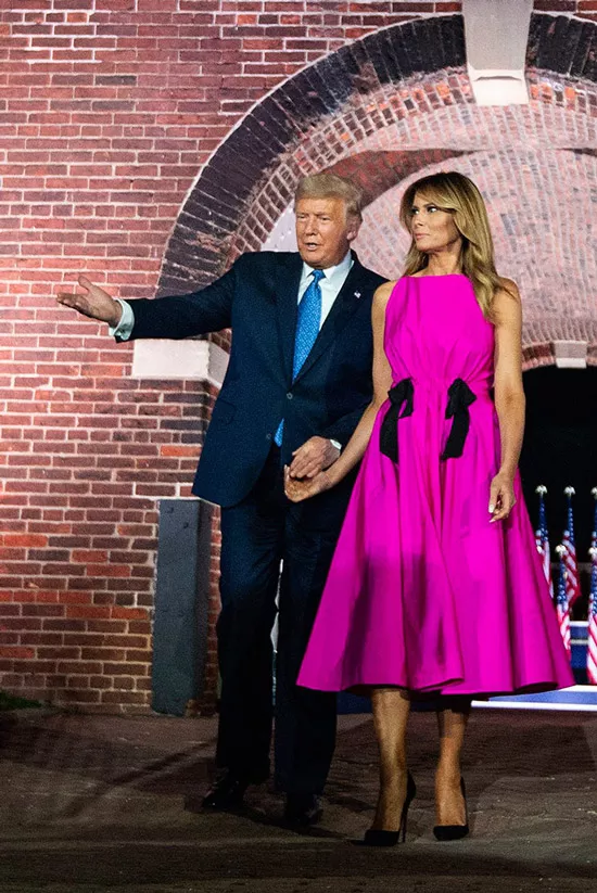 Мелания Трамп в платье цвета фуксии и черных лодочках