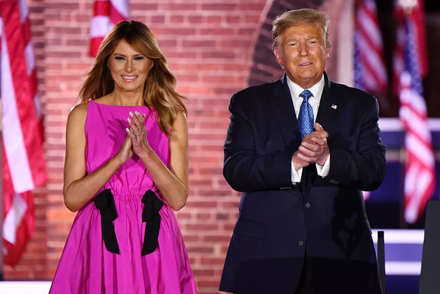 Мелания Трамп в платье цвета фуксии с бантиками