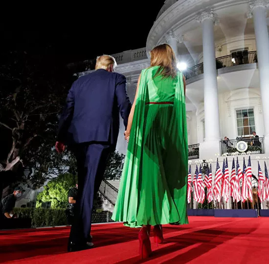 Мелания Трамп в неоновом платье с рукавами накидками