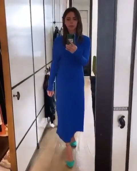 Виктория Бекхэм в синем платье и туфлях