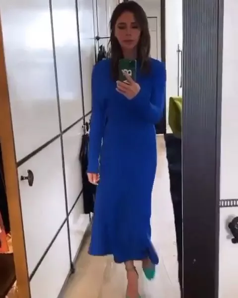 Виктория Бекхэм в облегающем синем платье