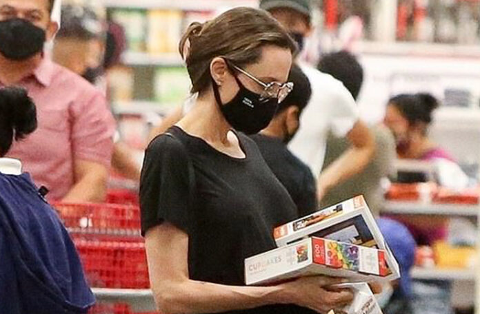 Анджелина Джоли в черных джинсах выглядит как обычная мама, когда ведет детей в магазин