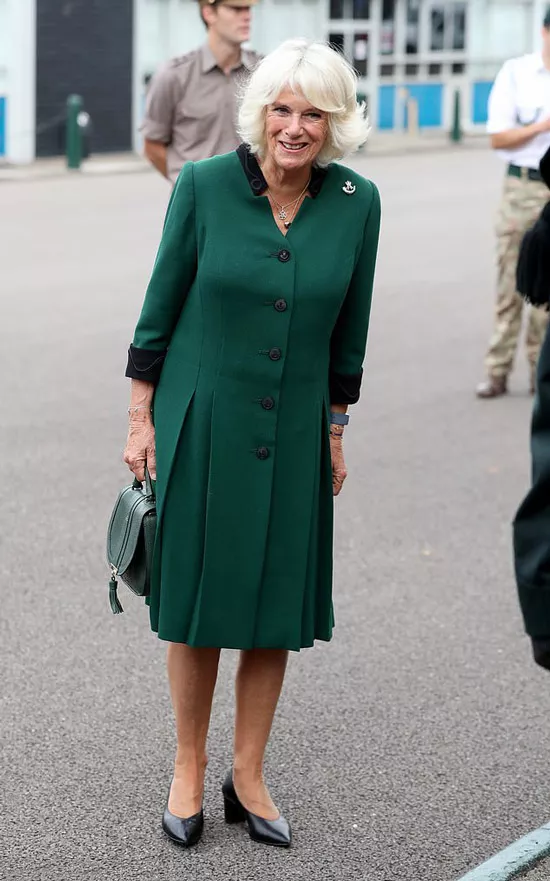 Герцогиня Камилла в аристократичном платье и зеленой сумкой
