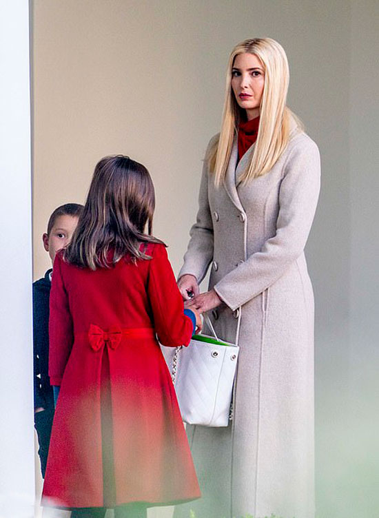 Иванка Трамп в бежевом пальто и с белой сумкой
