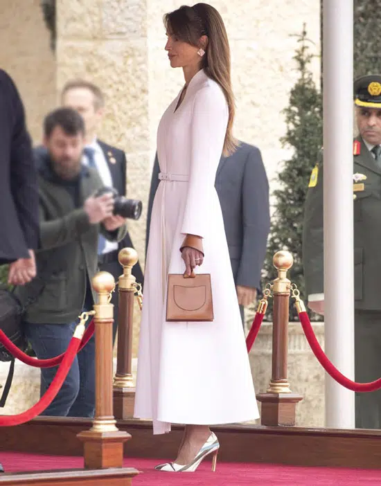Королева Иордании в длинном платье и лодочках с принтом
