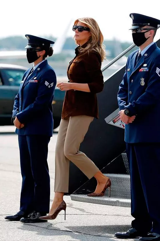 Мелания Трамп в милитари жакете и брюках
