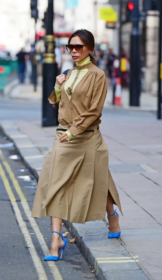 Виктория Бекхэм в юбке с разрезами по бокам и водолазке