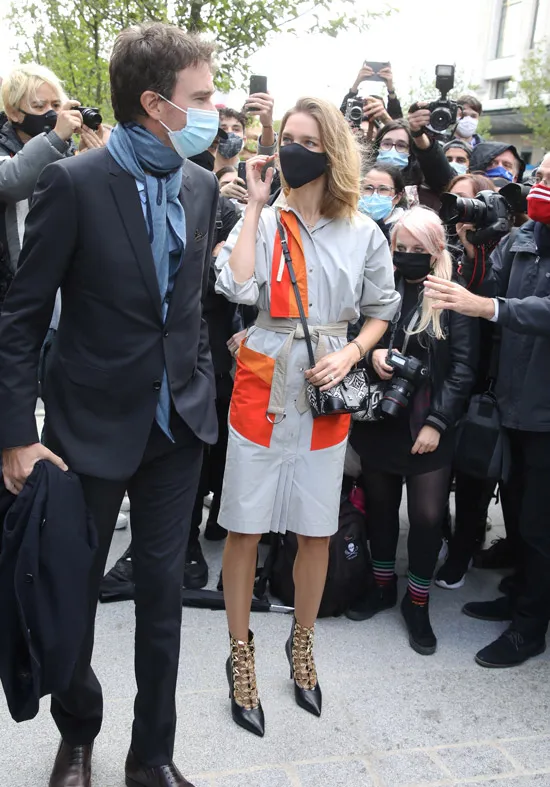 Наталья Водянова в ярком платье, ботильонах на шпильке и дорогой маске