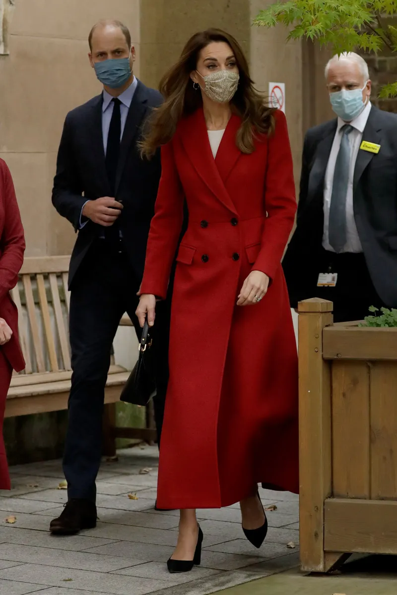 Кейт Миддлтон в красном длинном пальто