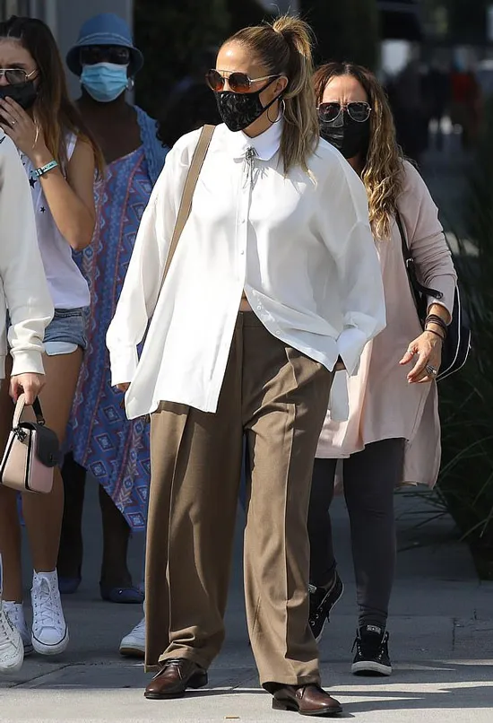 Дженнифер Лопес в огромных брюках и блузе