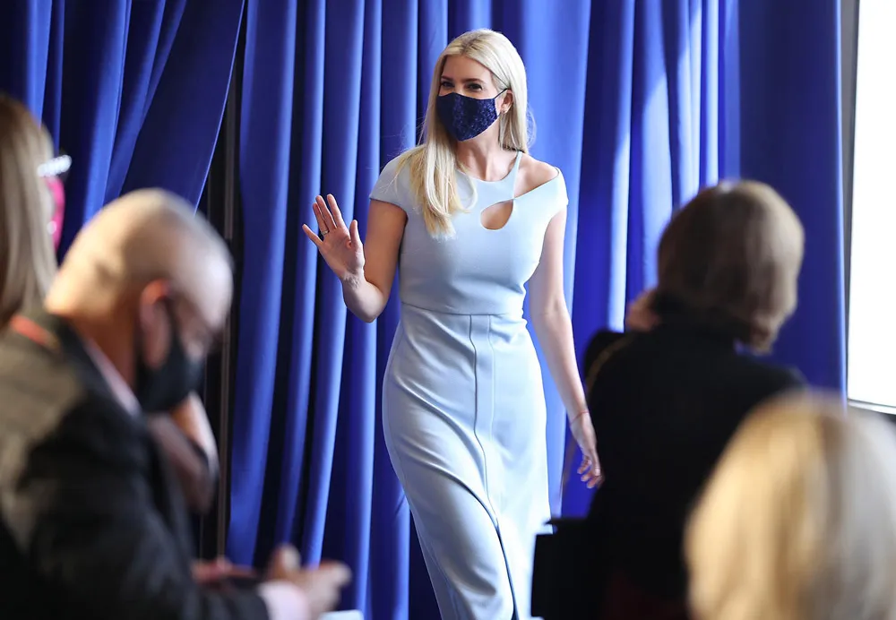 Иванка Трамп в голубом платье с асимметричным вырезом