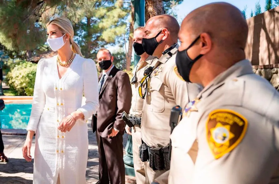 Иванка Трамп в белом платье с золотой цепью