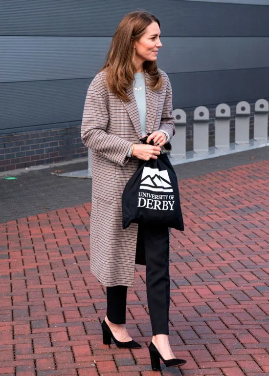 Кейт Миддлтон в клетчатом пальто, черных брюках и туфлях