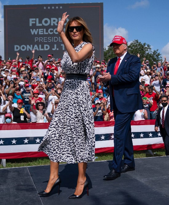 Мелания Трамп в платье с принтом гепарда, лабутенах и очках