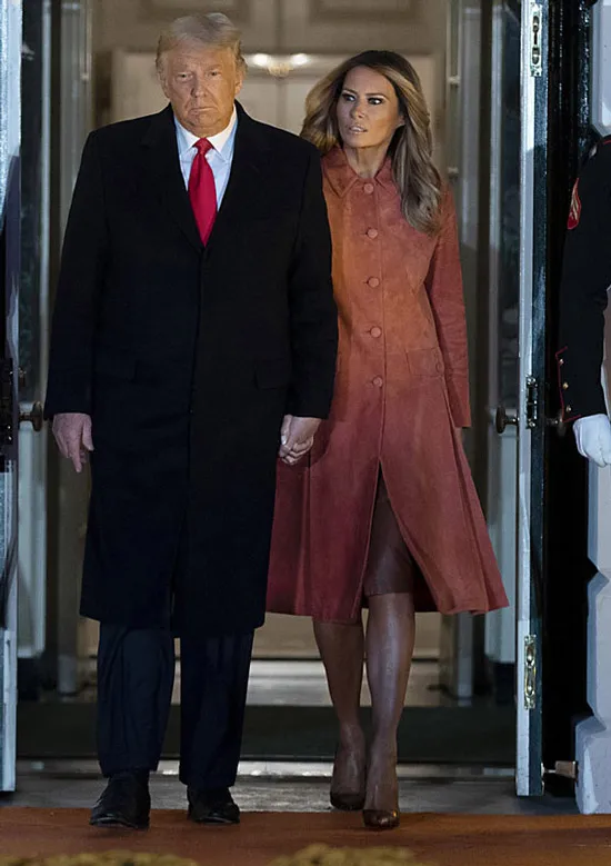 Мелания Трамп в замшевом пальто и коричневой юбке