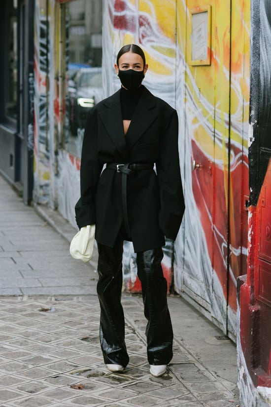 Девушка в черном блейзере с кожаным поясом