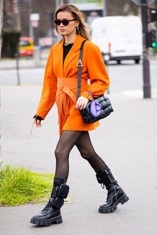 Девушка в оранжевом блейзере с поясом
