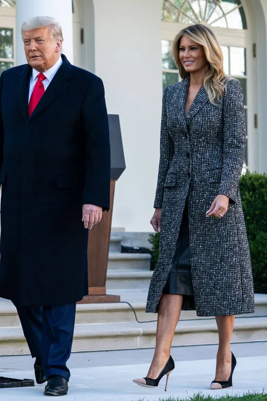 Мелания Трамп в твидовом пальто и кожаной юбке