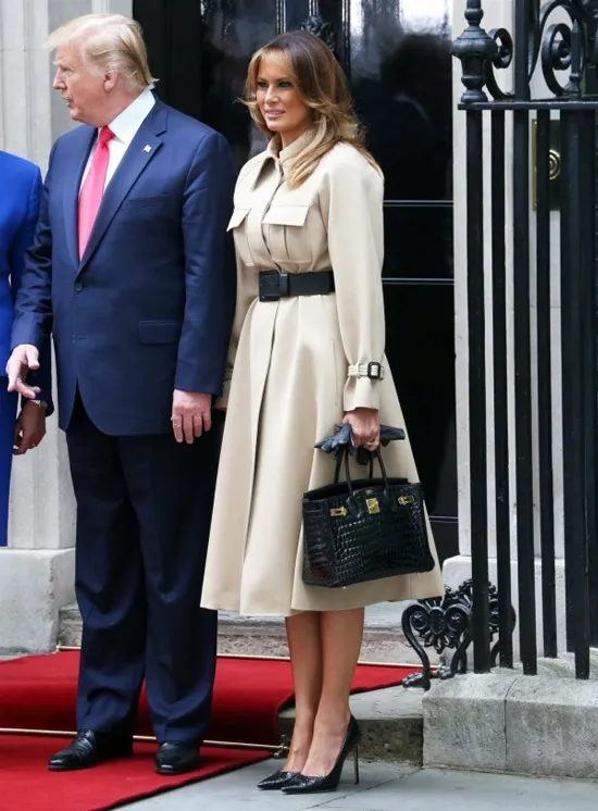 Мелания Трамп в светлом пальто с поясом