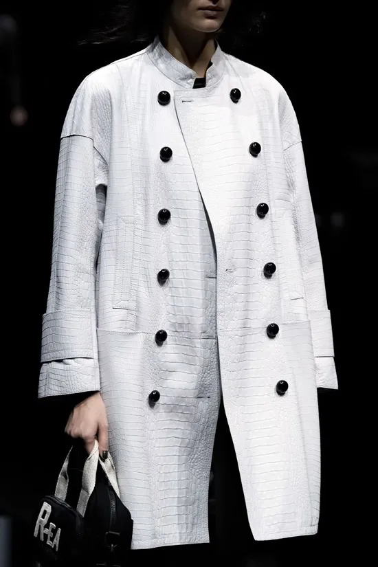 Трендовое пальто от Emporio Armani на зиму 2021